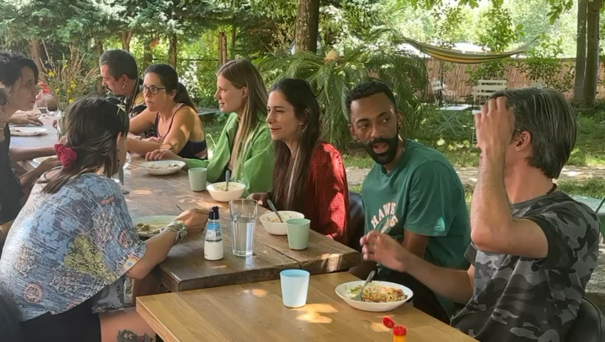 StartArt residents sharing a meal outside